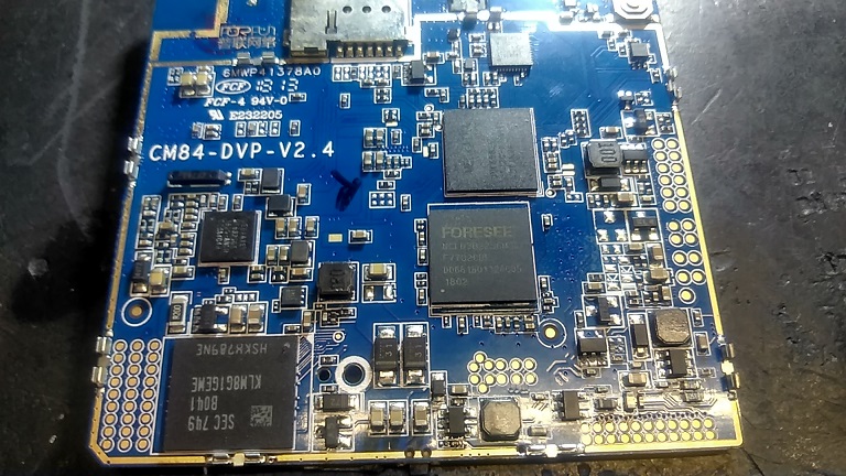 4. Извлекаем плату и демонтируем флешку